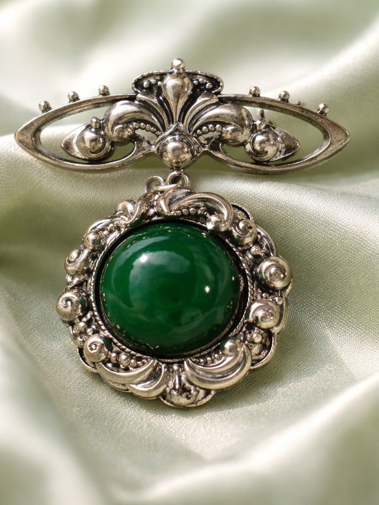 Jewelry - Vintage Silver tone Brooch with Green Cabochon!